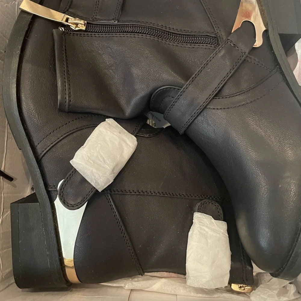 Black Boots With Gold Accents NIB Size 5.5 DKDB - Picture 3 of 15